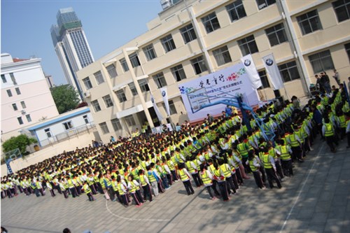 活动现场:烟台毓璜顶小学,学生集合烟台市人民政府教育督导室副主任