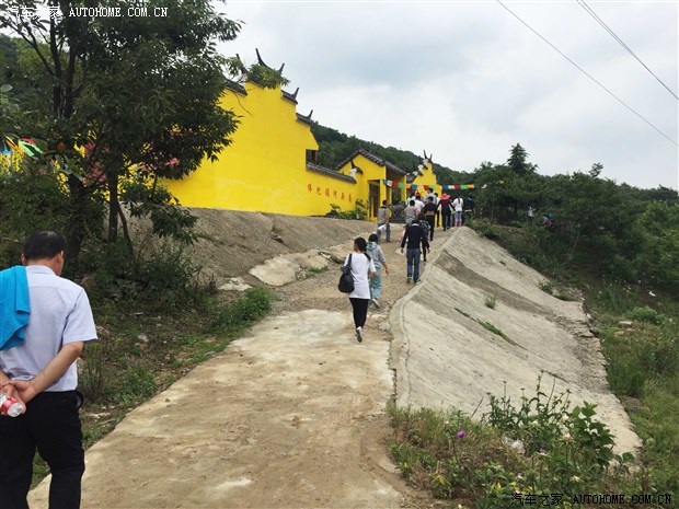 早上9:30车队准时出发,上午10:30到达凤鸣谷风景区游览并登山就餐