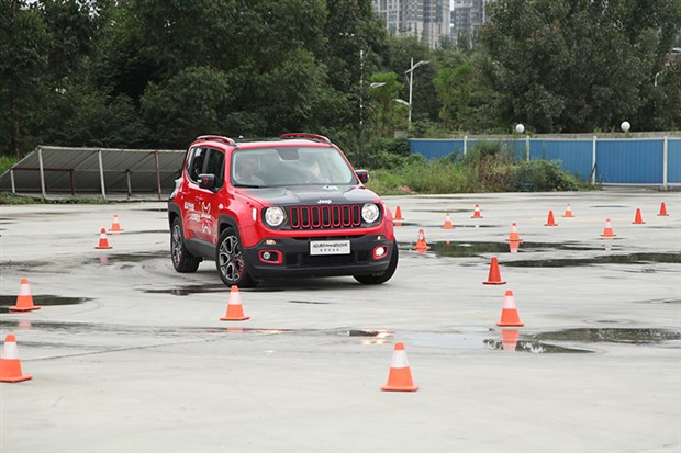 【图】专业级SUV 全新Jeep自由侠成都地区上