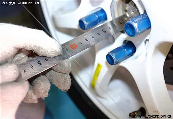 用钢板尺依据鱼线高度确定前后四个轮的前束和倾角数据.