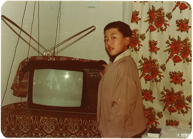 80年代初,也许是我人生第一张彩色照片. 那时候真的特爱看电视.