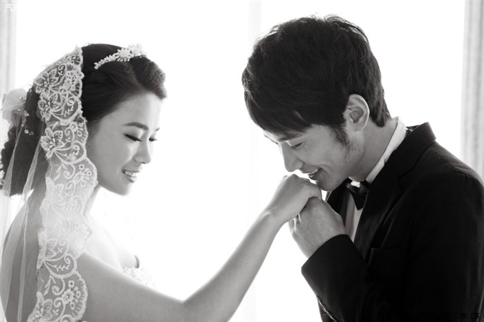 盼了六年携手小六进入婚姻的殿堂附美女老婆结婚照 望大家捧场