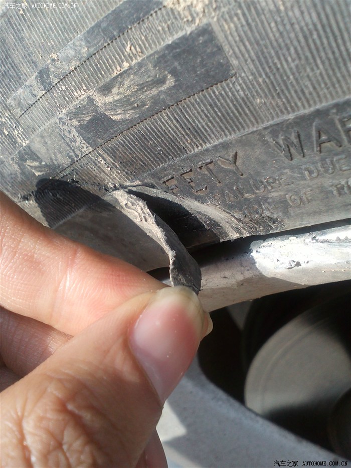 前轮轮胎侧面刮伤了,这种情况需要更换吗?